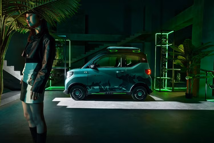 Đặc biệt, khi mua Wuling Hongguang Mini EV Gameboy, khách hàng Trung Quốc có thể chọn 1 trong 4 phong cách thiết kế là Hurricane Phantom, Jungle Crossing, Interstellar Roaming và Party Sweetheart. Mỗi phong cách sẽ mang đến những chi tiết thiết kế riêng biệt cho mẫu ô tô điện giá rẻ này.