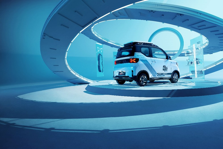 Tiếp đến là phong cách Interstellar Roaming, gợi liên tưởng đến những trò chơi mang hơi hướng khoa học viễn tưởng. Với phong cách này, Wuling Hongguang Mini EV Gameboy được sơn màu trắng. Cuối cùng là phong cách Party Sweetheart mang ngôn ngữ màu sắc của game giả lập. Ở phong cách này, xe được sơn màu nâu café và kaki vừa ngọt ngào vừa ấn tượng.