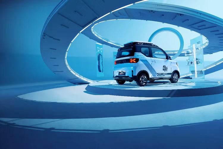 Tiếp đến là phong cách Interstellar Roaming, gợi liên tưởng đến những trò chơi mang hơi hướng khoa học viễn tưởng. Với phong cách này, Wuling Hongguang Mini EV Gameboy được sơn màu trắng. Cuối cùng là phong cách Party Sweetheart mang ngôn ngữ màu sắc của game giả lập. Ở phong cách này, xe được sơn màu nâu café và kaki vừa ngọt ngào vừa ấn tượng.