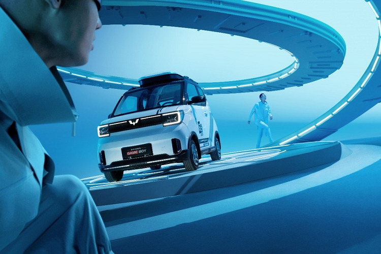 Cụ thể, phong cách Hurricane Phantom lấy cảm hứng từ các trang phục cổ điển trong game với sự phối hợp giữa 2 tông màu đen và đỏ tương phản. Trong khi đó, phong cách Jungle Crossing lại lấy cảm hứng từ những trò chơi liên quan đến quân đội mà phần lớn các nam thanh niên đều yêu thích. Vì vậy, ở phong cách này, Wuling Hongguang Mini EV Gameboy được sơn màu xanh lá.