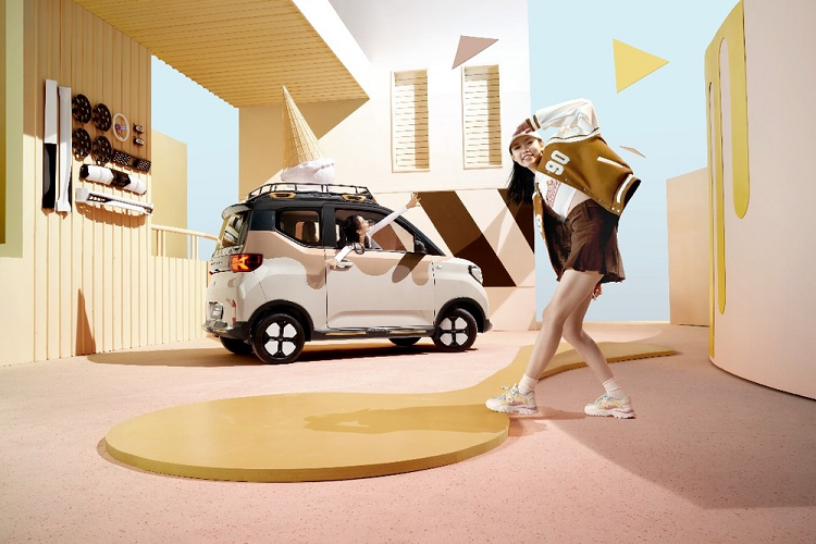 Không chỉ có thiết kế bắt mắt hơn bản thường, Wuling Hongguang Mini EV Gameboy còn sở hữu kích thước lớn hơn. Theo đó, xe có chiều dài 2.997 mm, chiều rộng 1.493 mm, chiều cao 1.604 mm và chiều dài cơ sở 2.010 mm. So với bản thường, Wuling Hongguang Mini EV Gameboy dài hơn 77 mm, rộng hơn 3 mm, thấp hơn 16 mm trong khi chiều dài cơ sở tăng 70 mm, hứa hẹn mang đến nội thất rộng rãi hơn.