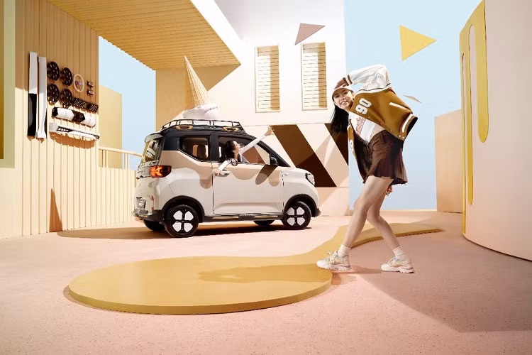 Không chỉ có thiết kế bắt mắt hơn bản thường, Wuling Hongguang Mini EV Gameboy còn sở hữu kích thước lớn hơn. Theo đó, xe có chiều dài 2.997 mm, chiều rộng 1.493 mm, chiều cao 1.604 mm và chiều dài cơ sở 2.010 mm. So với bản thường, Wuling Hongguang Mini EV Gameboy dài hơn 77 mm, rộng hơn 3 mm, thấp hơn 16 mm trong khi chiều dài cơ sở tăng 70 mm, hứa hẹn mang đến nội thất rộng rãi hơn.