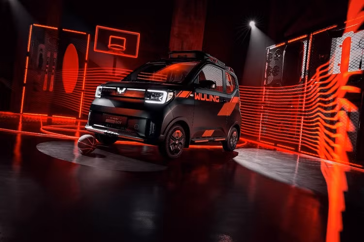 So với bản thường, Wuling Hongguang Mini EV Gameboy có một số thay đổi như logo phát sáng trên đầu xe, nằm giữa 2 dải đèn LED hay tạo hình chữ "X" mới bên trong đèn pha và đèn hậu. Bên cạnh đó là baga nóc hầm hố hơn và logo "GB" mới trên cột C.