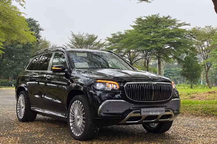 Mẫu Mercedes-AMG GLB 35 4Matic tăng 159 triệu đồng, đưa giá niêm yết lên mức 2,849 tỷ đồng. Mercedes-AMG GLE 53 Coupe tăng giá tới 150 triệu đồng, trong khi bản GLE 450 tăng "nhẹ" 60 triệu đồng. Mẫu SUV siêu sang được đại gia Việt yêu thích - Mercedes-Maybach GLS 600 4Matic cũng tăng 119 triệu đồng, giá mới là 11,619 tỷ đồng. Phiên bản Mercedes-Benz GLS 450 tăng từ 4,999 tỷ đồng lên 5,139 tỷ đồng.