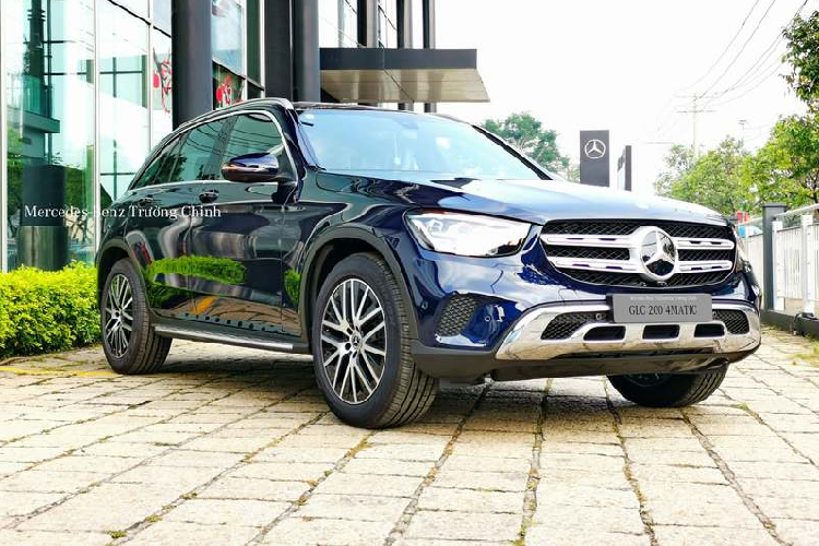 Đối với dòng Mercedes-Benz GLC, phiên bản GLC200 vốn có giá 1,799 tỷ đồng nay đã tăng thêm 60 triệu đồng, bản GLC200 4Matic giá từ 2,099 tỷ đồng cũng tăng lên 2,129 tỷ đồng, bản Mercedes-Benz GLC300 4 Matic tăng giá tổng cộng 70 triệu đồng, giá mới là 2,569 tỷ đồng.