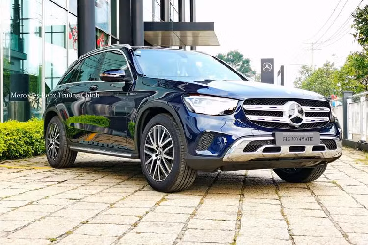 Đối với dòng Mercedes-Benz GLC, phiên bản GLC200 vốn có giá 1,799 tỷ đồng nay đã tăng thêm 60 triệu đồng, bản GLC200 4Matic giá từ 2,099 tỷ đồng cũng tăng lên 2,129 tỷ đồng, bản Mercedes-Benz GLC300 4 Matic tăng giá tổng cộng 70 triệu đồng, giá mới là 2,569 tỷ đồng.