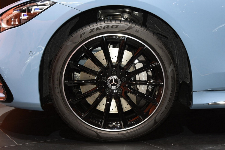 Ngoài ra, trên đầu xe còn có hốc gió trung tâm hình thang ngược và khe gió ở hai góc đầu xe. Bên trong khe gió này còn có 2 nan mạ crôm nằm ngang như lưới tản nhiệt. Thêm vào đó là nẹp mạ crôm vắt ngang đầu xe, kéo dài lên 2 khe gió.