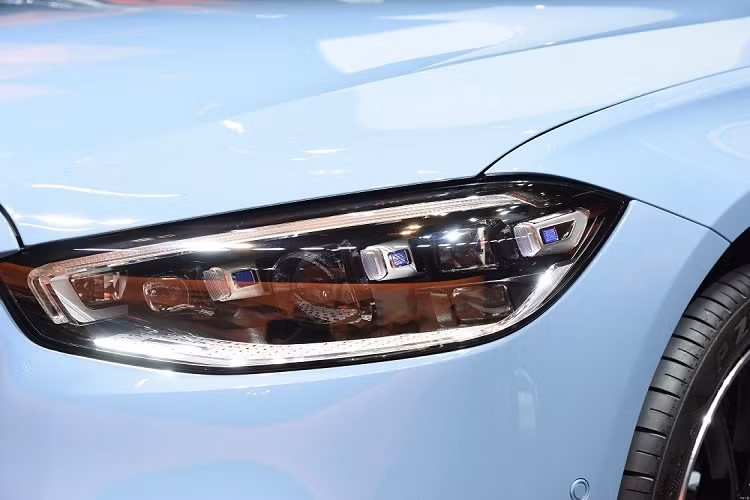 Điểm nhấn đáng chú ý nhất của chiếc Mercedes-Benz S500L 4Matic hạng sang này chính là màu sơn ngoại thất. Theo đó, xe được sơn màu xanh dương China Blue. Đây chính là màu sơn được dùng cho chiếc SUV hạng sang Mercedes-AMG G63 của vợ chồng doanh nhân Nguyễn Quốc Cường (Cường Đô la) và Đàm Thu Trang. Màu sơn xanh sứ này khiến chiếc Mercedes-Benz S500L 4Matic trông trẻ trung hơn.