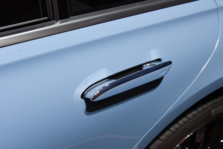 Ngoài màu sơn China Blue, chiếc xe hạng sang vẫn có những trang bị thường gặp trên dòng Mercedes-Benz S-Class thế hệ mới. Theo đó, xe được trang bị lưới tản nhiệt phẳng và thẳng đứng hơn với 3 nan nằm ngang và viền mạ crôm sáng bóng. Bên cạnh đó là cụm đèn pha Digital Light cao cấp, tích hợp dải đèn LED định vị ban ngày.