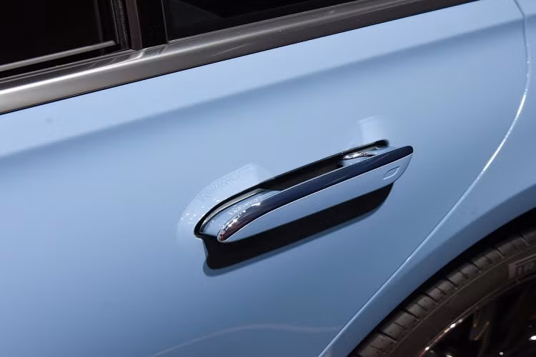 Ngoài màu sơn China Blue, chiếc xe hạng sang vẫn có những trang bị thường gặp trên dòng Mercedes-Benz S-Class thế hệ mới. Theo đó, xe được trang bị lưới tản nhiệt phẳng và thẳng đứng hơn với 3 nan nằm ngang và viền mạ crôm sáng bóng. Bên cạnh đó là cụm đèn pha Digital Light cao cấp, tích hợp dải đèn LED định vị ban ngày.