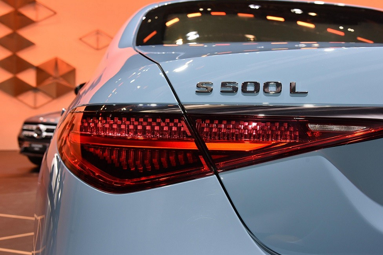 Bên sườn, Mercedes-Benz S500L 4Matic được trang bị tay nắm cửa nằm chìm vào thân xe, mang đến sự liền lạc và giảm hệ số lực cản không khí của xe xuống còn 0,22 Cd. Khi người lái cầm chìa khóa tới gần, tay nắm cửa sẽ tự bật ra. Nằm bên trong hốc bánh là bộ vành hợp kim 20 inch sơn màu đen bóng. Ở giữa 2 hốc bánh còn có thêm nẹp mạ crôm bên dưới cửa.