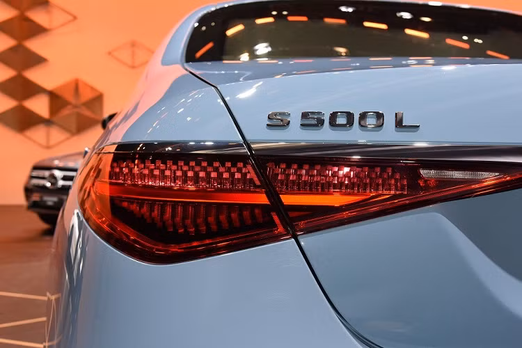 Bên sườn, Mercedes-Benz S500L 4Matic được trang bị tay nắm cửa nằm chìm vào thân xe, mang đến sự liền lạc và giảm hệ số lực cản không khí của xe xuống còn 0,22 Cd. Khi người lái cầm chìa khóa tới gần, tay nắm cửa sẽ tự bật ra. Nằm bên trong hốc bánh là bộ vành hợp kim 20 inch sơn màu đen bóng. Ở giữa 2 hốc bánh còn có thêm nẹp mạ crôm bên dưới cửa.