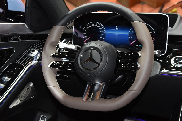 Bước vào bên trong Mercedes-Benz S500L 4Matic, người lái sẽ bắt gặp không gian nội thất bọc da phối màu nâu, trắng và đen, tạo cảm giác an tĩnh. Trong đó, khu vực mặt táp-lô và mặt cửa của xe lấy cảm hứng thiết kế từ du chuyển khiến nội thất như rộng hơn.