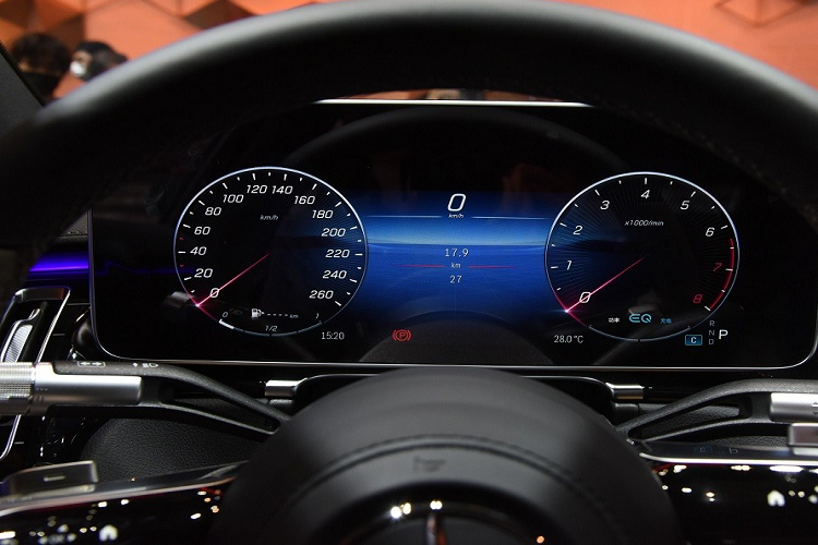 Trước mặt người lái xuất hiện vô lăng 3 chấu bọc da với thiết kế đơn giản và tinh tế, tích hợp các phím chức năng, bao gồm cả nút cảm ứng tiện dụng. Đằng sau vô lăng là bảng đồng hồ kỹ thuật số với màn hình LCD toàn phần 12,3 inch.