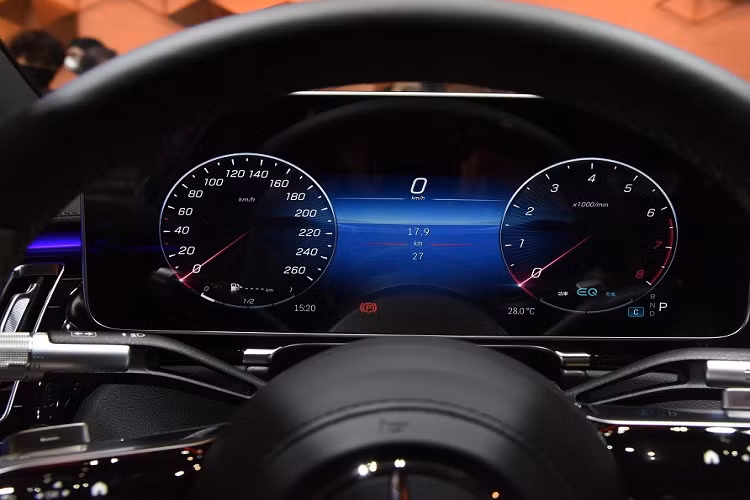 Trước mặt người lái xuất hiện vô lăng 3 chấu bọc da với thiết kế đơn giản và tinh tế, tích hợp các phím chức năng, bao gồm cả nút cảm ứng tiện dụng. Đằng sau vô lăng là bảng đồng hồ kỹ thuật số với màn hình LCD toàn phần 12,3 inch.