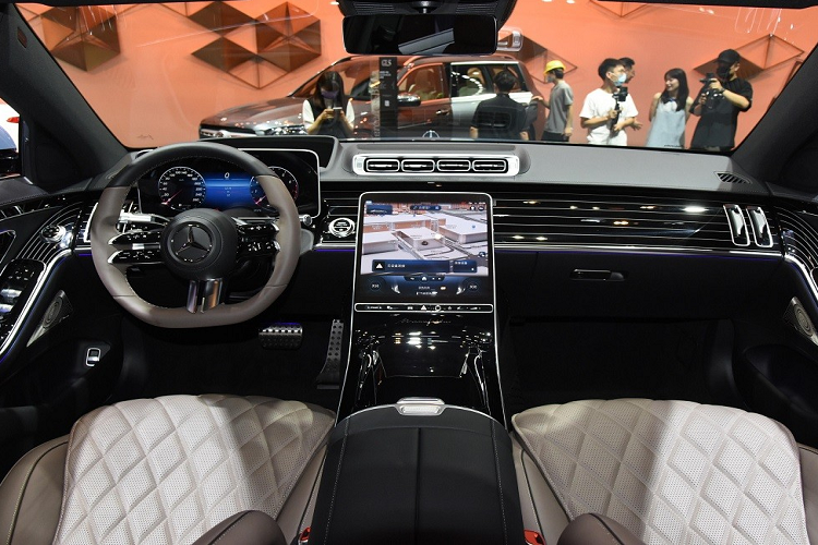 Tương tự đầu xe, khu vực phía sau của Mercedes-Benz S500L 4Matic cũng được thiết kế phẳng hơn. Trong khi đó, những chi tiết nằm ngang khiến phần đuôi xe như rộng hơn. Điểm nhấn còn lại nằm ở cụm đèn hậu hình tam giác với tạo hình phức tạp bên trong.