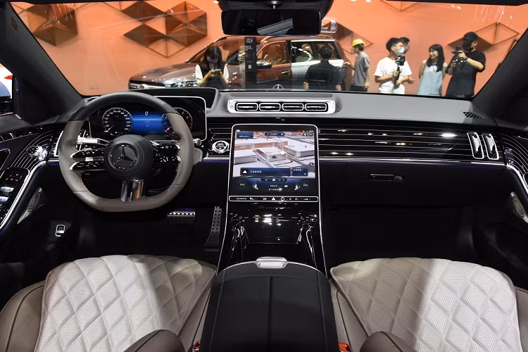 Tương tự đầu xe, khu vực phía sau của Mercedes-Benz S500L 4Matic cũng được thiết kế phẳng hơn. Trong khi đó, những chi tiết nằm ngang khiến phần đuôi xe như rộng hơn. Điểm nhấn còn lại nằm ở cụm đèn hậu hình tam giác với tạo hình phức tạp bên trong.