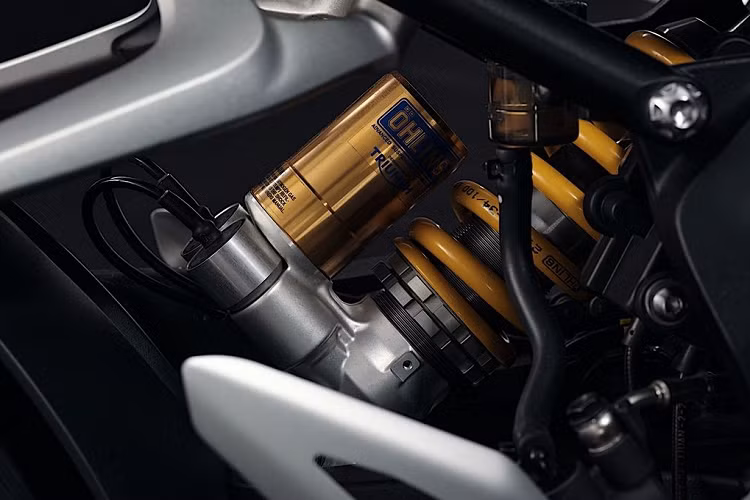 Triumph Speed Triple 1200 RR Bond Edition sử dụng hệ thống phanh của Brembo, với kẹp phanh Stylema phía trước, tay phanh Brembo MCS có thể điều chỉnh. Ngoài ra xe còn có hệ thống phanh ABS 2 bánh và ABS trong cua.