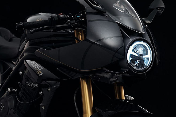 Giá xe Triumph Speed Triple 1200 RR Bond Edition vẫn chưa được hãng công bố giá bán. Mẫu xe này đặc biệt này chỉ sản xuất 60 chiếc trên toàn thế giới.