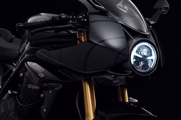 Giá xe Triumph Speed Triple 1200 RR Bond Edition vẫn chưa được hãng công bố giá bán. Mẫu xe này đặc biệt này chỉ sản xuất 60 chiếc trên toàn thế giới.