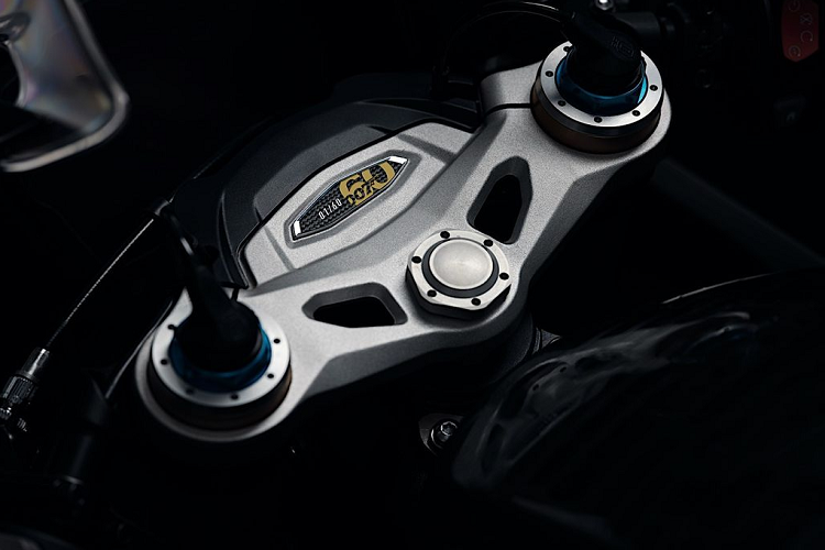 Sức mạnh cho Triumph Speed Triple 1200 RR Bond Edition đến từ động cơ 3 xy-lanh 1.160 cc, cho công suất 180 mã lực tại 10.750 vòng/phút và mô-men xoắn cực đại 125 Nm tại 9.000 vòng/phút.