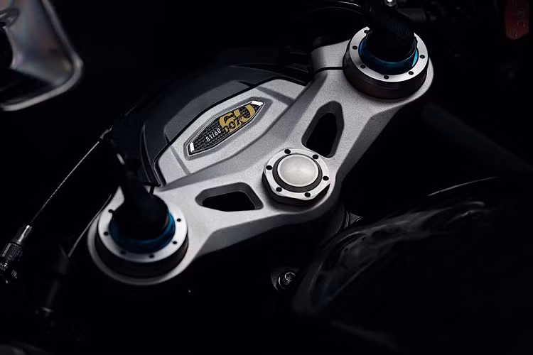 Sức mạnh cho Triumph Speed Triple 1200 RR Bond Edition đến từ động cơ 3 xy-lanh 1.160 cc, cho công suất 180 mã lực tại 10.750 vòng/phút và mô-men xoắn cực đại 125 Nm tại 9.000 vòng/phút.