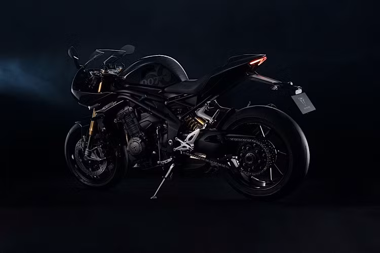 Chưa dừng lại ở đó, rải rác trên thân xe còn có các huy hiệu màu vàng và mỗi chiếc Triumph Speed Triple 1200 RR Bond Edition sẽ được đánh số riêng biệt trên ghi đông. Tính độc quyền của mẫu xe này còn được thể hiện ở mâm xe 007 tùy chỉnh, khách hàng mua xe sẽ được chứng chỉ xác thực có chữ ký của CEO Triumph - Nick Bloor.