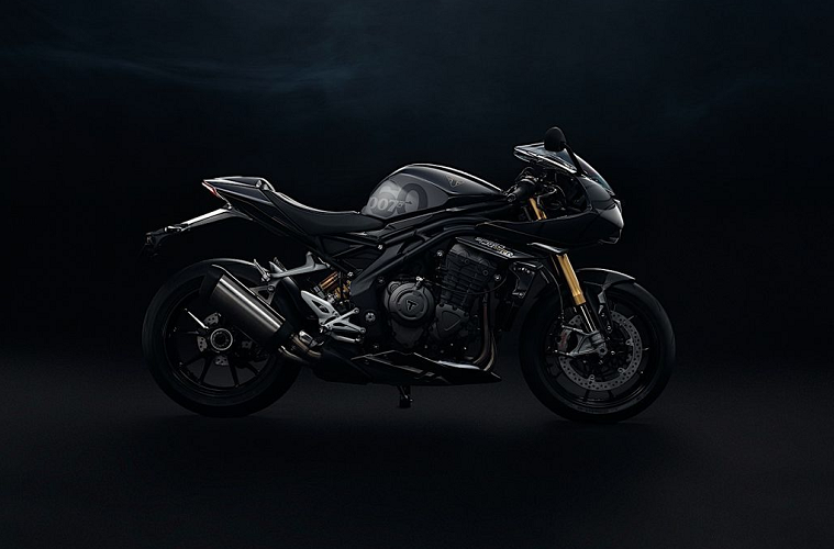Đáng chú ý, phiên bản Triumph Speed Triple 1200 RR Bond Edition kỷ niệm 60 năm này chỉ được sản xuất với số lượng giới hạn đúng 60 chiếc với "điểm nhấn" là logo 007 với lớp lót vàng được vẽ bằng tay cùng phần mặt nạ trước và chắn gió có thiết kế theo kiểu nòng súng của điệp viên James Bond.