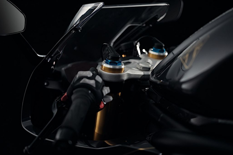 Các công nghệ hỗ trợ người lái trên Triumph Speed Triple 1200 RR Bond Edition có kiểm soát lực kéo khi vào cua, hỗ trợ sang số nhanh 2 chiều, khởi động không cần chìa khóa, kiểm soát hành trình và 5 chế độ lái khác nhau.