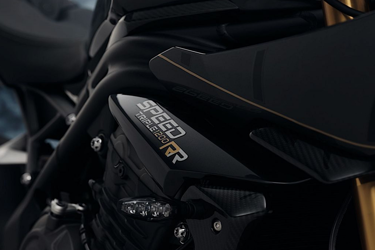 Đi cùng hộp số côn tay 6 cấp có thiết kế gọn nhẹ. Xe có hệ thống treo trước và sau bán chủ động Ohlins Smart EC 2.0 có thể điều chỉnh điện tử.