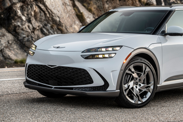 Về động cơ, bản tiêu chuẩn Genesis GV60 tại Mỹ sử dụng bộ pin 77,4 kWh cùng hệ thống dẫn động bốn bánh toàn thời gian + hai motor. Một motor phía trước có công suất 99 mã lực (74 kW / 101 PS) và 1 motor sau có công suất 215 mã lực (160 kW / 218 PS). Điều này giúp xe có công suất tổng hợp 314 mã lực (234 kW / 318 PS) và phạm vi hoạt động 248 dặm (399 km).