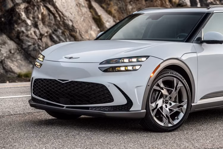 Về động cơ, bản tiêu chuẩn Genesis GV60 tại Mỹ sử dụng bộ pin 77,4 kWh cùng hệ thống dẫn động bốn bánh toàn thời gian + hai motor. Một motor phía trước có công suất 99 mã lực (74 kW / 101 PS) và 1 motor sau có công suất 215 mã lực (160 kW / 218 PS). Điều này giúp xe có công suất tổng hợp 314 mã lực (234 kW / 318 PS) và phạm vi hoạt động 248 dặm (399 km).