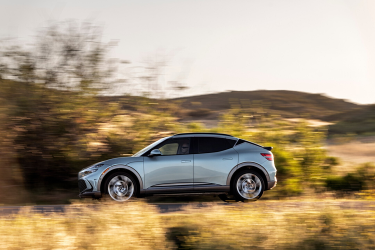 Ngoài ra, có thể thấy 2 màn hình nhỏ ở gần cửa sổ xe. Đây là màn hình thay cho các gương chiếu hậu 2 bên, giống như Audi và Lexus. Tuy nhiên, công nghệ này vẫn chưa được chấp nhận ở một số thị trường (như Mỹ) nên hãng vẫn chuẩn bị gương chiếu hậu như thông thường.