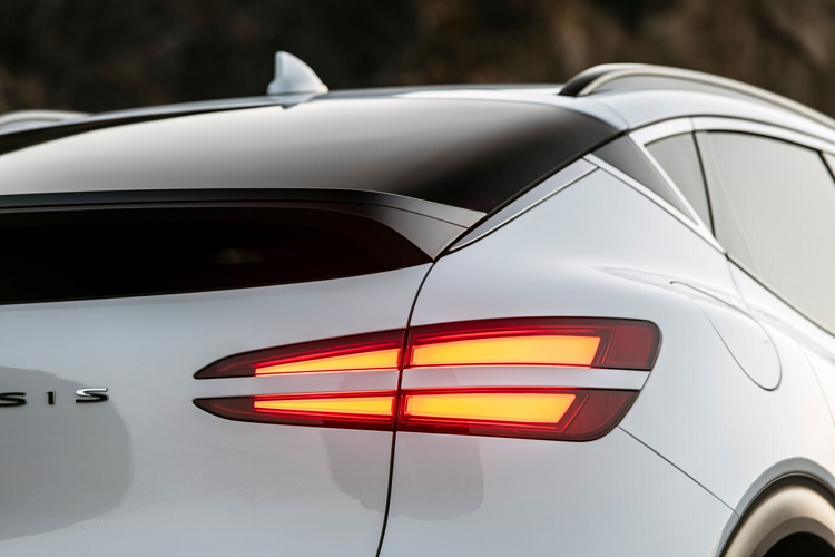 Về động cơ, bản tiêu chuẩn Genesis GV60 tại Mỹ sử dụng bộ pin 77,4 kWh cùng hệ thống dẫn động bốn bánh toàn thời gian + hai motor. Một motor phía trước có công suất 99 mã lực (74 kW / 101 PS) và 1 motor sau có công suất 215 mã lực (160 kW / 218 PS). Điều này giúp xe có công suất tổng hợp 314 mã lực (234 kW / 318 PS) và phạm vi hoạt động 248 dặm (399 km). Dựa trên đặc trưng thiết kế của Genesis, GV60 được thiết kế là một mẫu EV hiệu suất cao với kiểu dáng đẹp, năng động.