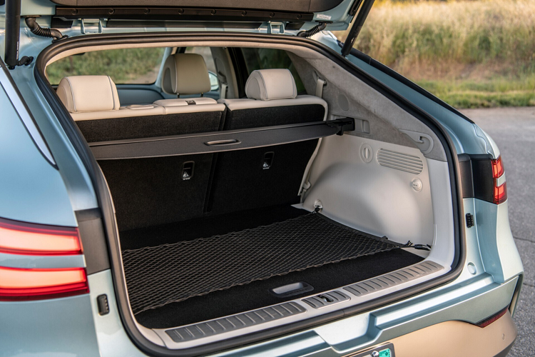 GV60 sử dụng ngôn ngữ thiết kế "Athletic Elegance". Mặt trước của GV60 có thiết kế đèn pha "Quad Lamps" và lưới tản nhiệt Crest quen thuộc của Genesis. Lưới tản nhiệt này đã được tạo hình lại, nhỏ hơn so với các mẫu Genesis khác. Cánh lướt gió nằm ở cuối mui kiểu coupe.