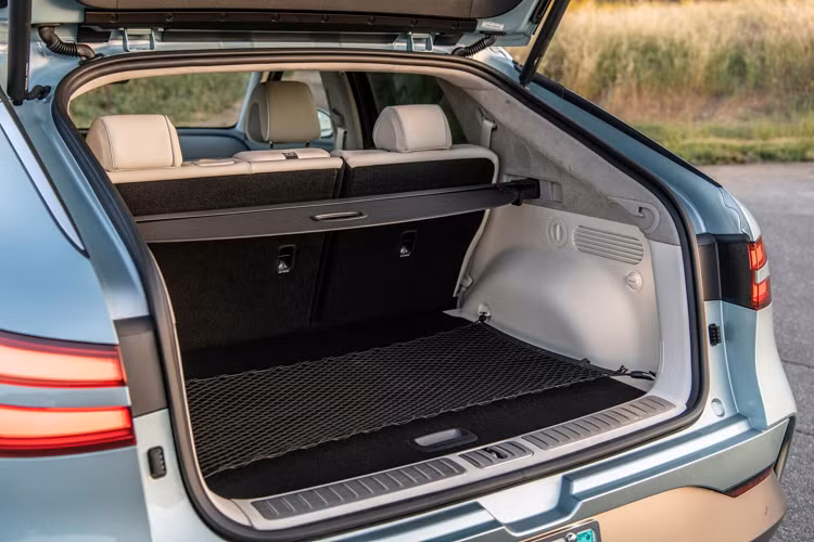 GV60 sử dụng ngôn ngữ thiết kế "Athletic Elegance". Mặt trước của GV60 có thiết kế đèn pha "Quad Lamps" và lưới tản nhiệt Crest quen thuộc của Genesis. Lưới tản nhiệt này đã được tạo hình lại, nhỏ hơn so với các mẫu Genesis khác. Cánh lướt gió nằm ở cuối mui kiểu coupe.