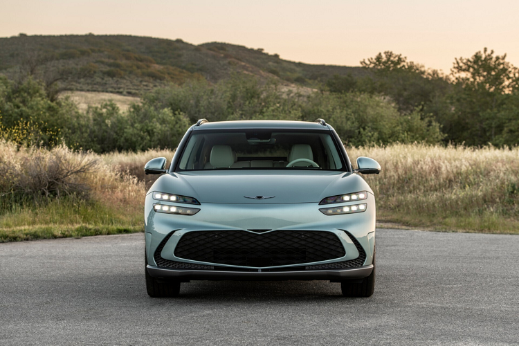 Về màn hình, xe có đến 4 màn hình trong nội thất. Trong đó, màn hình thông tin giải trí và cụm đồng hồ kỹ thuật số nối dài với nhau tạo thành một mặt phẳng liên tục.