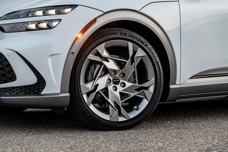 Mẫu xe SUV điện Genesis GV60 có phần đuôi xe kiểu fastback với một cánh lướt gió cố định. Đi cùng là chiều cao xe thấp khiến GV60 trông giống một chiếc hatchback cao hơn là một chiếc crossover. Tổng thể của chiếc EV mới trông cá tính hơn là sang trọng. Phần thiết kế thú vị nhất là mui xe vỏ sò. Mặc dù là một chiếc crossover, nhưng mẫu xe này lại có khoảng sáng gầm khá thấp.