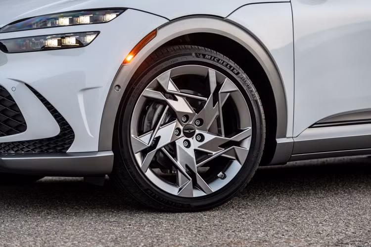 Mẫu xe SUV điện Genesis GV60 có phần đuôi xe kiểu fastback với một cánh lướt gió cố định. Đi cùng là chiều cao xe thấp khiến GV60 trông giống một chiếc hatchback cao hơn là một chiếc crossover. Tổng thể của chiếc EV mới trông cá tính hơn là sang trọng. Phần thiết kế thú vị nhất là mui xe vỏ sò. Mặc dù là một chiếc crossover, nhưng mẫu xe này lại có khoảng sáng gầm khá thấp.