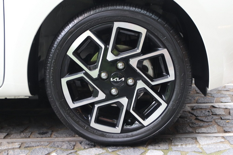 Tiếp đến là cản trước gọn gàng với hốc gió trung tâm hình chữ nhật và tấm ốp màu bạc mới. Ngoài ra, xe còn có nắp ca-pô phẳng, không có những đường dập gân thể thao. Ở bên sườn, Kia Ray 2023 có thiết kế không khác gì phiên bản cũ, trừ vành la-zăng.