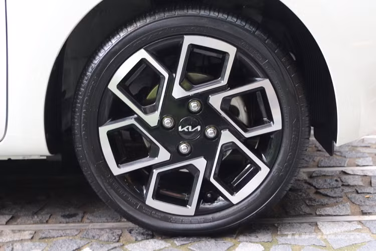 Tiếp đến là cản trước gọn gàng với hốc gió trung tâm hình chữ nhật và tấm ốp màu bạc mới. Ngoài ra, xe còn có nắp ca-pô phẳng, không có những đường dập gân thể thao. Ở bên sườn, Kia Ray 2023 có thiết kế không khác gì phiên bản cũ, trừ vành la-zăng.