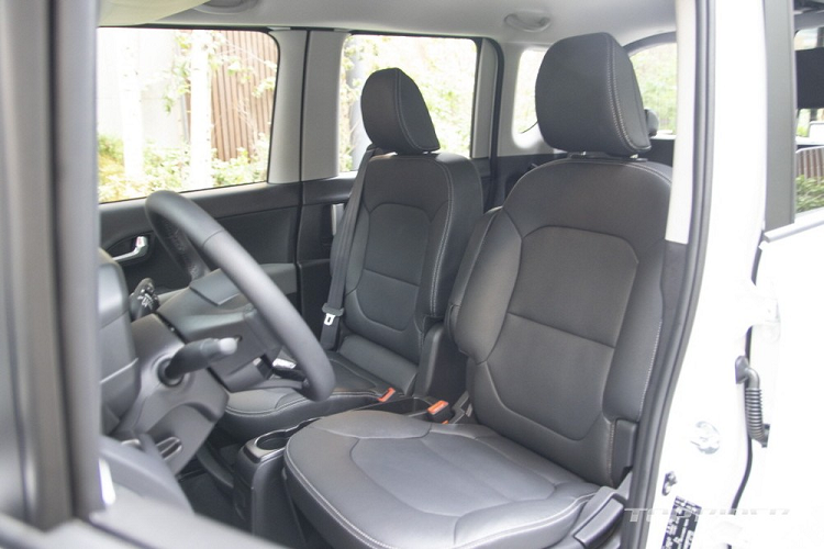 Bên trong xe, Kia Ray 2023 gần như giữ nguyên thiết kế so với phiên bản cũ. Hãng Kia bổ sung bảng đồng hồ kỹ thuật số với màn hình LCD 4,2 inch mới...và ghế lái có tính năng làm mát cho mẫu xe đô thị này.