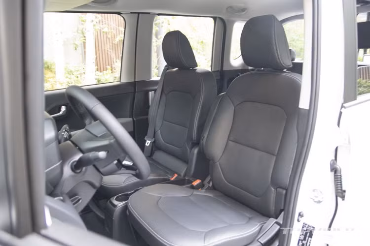 Bên trong xe, Kia Ray 2023 gần như giữ nguyên thiết kế so với phiên bản cũ. Hãng Kia bổ sung bảng đồng hồ kỹ thuật số với màn hình LCD 4,2 inch mới...và ghế lái có tính năng làm mát cho mẫu xe đô thị này.