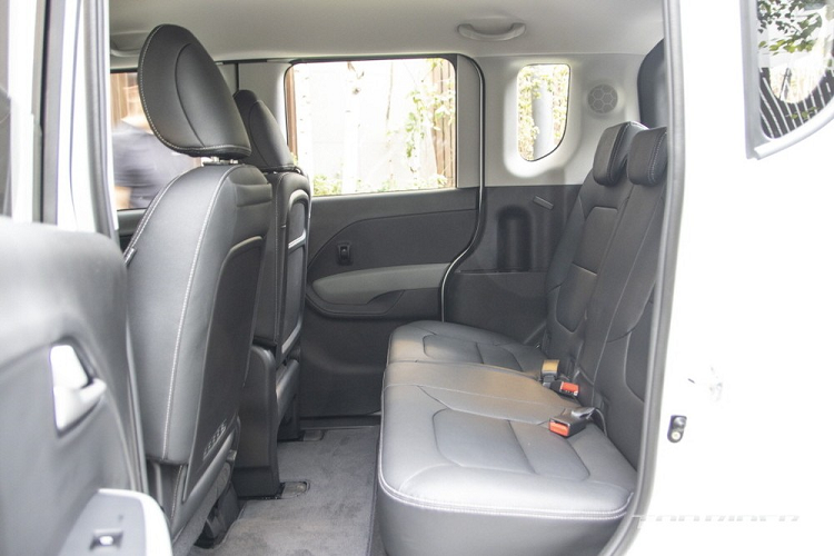 Những trang bị đáng chú ý khác của Kia Ray 2023 bao gồm hệ thống lọc không khí, khởi động máy và bật/tắt điều hòa từ xa thông qua ứng dụng trên điện thoại thông minh, cổng USB Type C ở hàng ghế sau cũng như hệ thống thanh toán tích hợp trên xe.