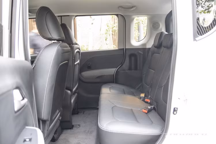 Những trang bị đáng chú ý khác của Kia Ray 2023 bao gồm hệ thống lọc không khí, khởi động máy và bật/tắt điều hòa từ xa thông qua ứng dụng trên điện thoại thông minh, cổng USB Type C ở hàng ghế sau cũng như hệ thống thanh toán tích hợp trên xe.