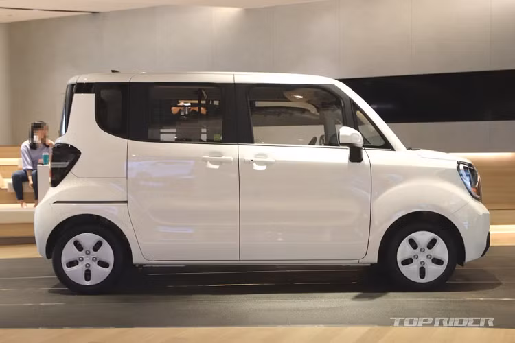 So với Kia Morning, mẫu xe này có kích thước lớn hơn, bao gồm chiều dài 3.595 mm, chiều rộng 1.595 mm, chiều cao 1.700 mm và chiều dài cơ sở 2.520 mm.