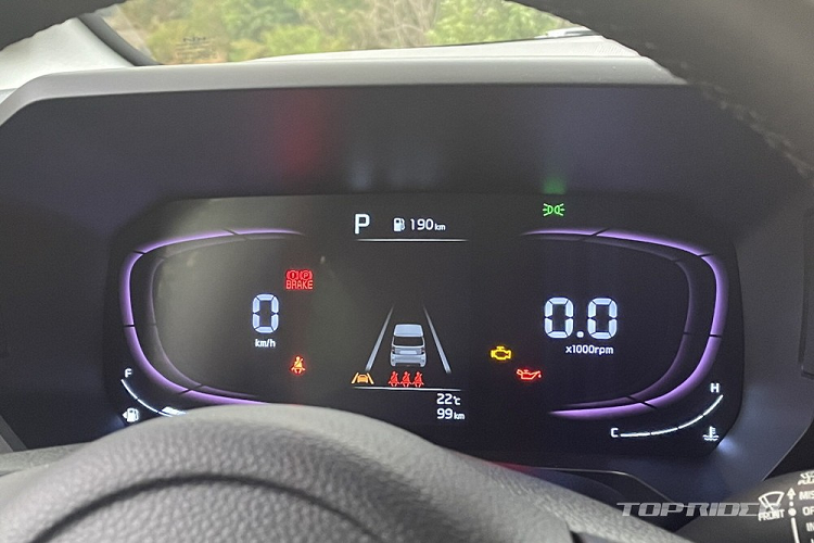 Vòng ra đằng sau, chúng ta sẽ bắt gặp cụm đèn hậu LED mới với thiết kế hình chữ "C" giống dải đèn LED định vị ban ngày và được bao quanh bằng viền màu đen bóng. Cửa cốp sau của xe cũng đã được làm mới. Thêm vào đó là cản sau tích hợp đèn phản quang nằm dọc và bộ khuếch tán gió giả màu đen.