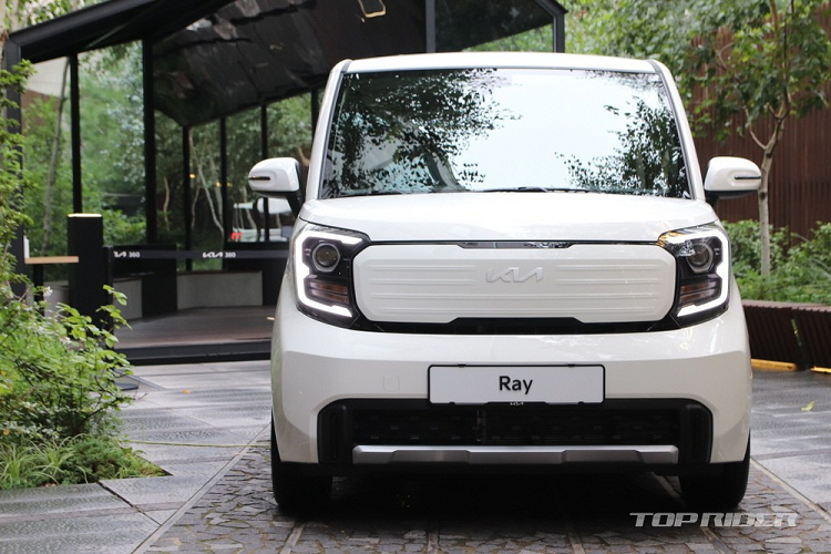 Tuy là xe dùng động cơ xăng nhưng Kia Ray 2023 lại mang trên mình thiết kế như ô tô điện. Nguyên nhân là do xe được trang bị lưới tản nhiệt "mũi hổ" đóng kín và tích hợp logo của hãng Kia.