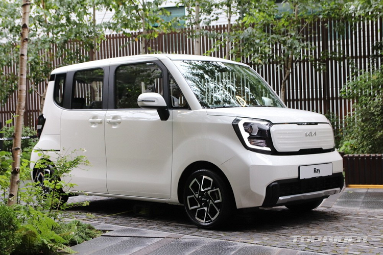 Vào giữa tháng 8 vừa qua, hãng Kia đã tung ra những hình ảnh đầu tiên của mẫu xe đô thị Ray phiên bản mới dành cho Hàn Quốc. Đến hôm nay, ngày 31/8/2022, hãng xe Hàn Quốc đã chính thức giới thiệu Kia Ray 2023 mới ở thị trường nội địa.