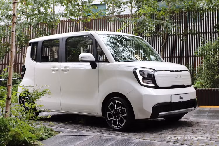 Vào giữa tháng 8 vừa qua, hãng Kia đã tung ra những hình ảnh đầu tiên của mẫu xe đô thị Ray phiên bản mới dành cho Hàn Quốc. Đến hôm nay, ngày 31/8/2022, hãng xe Hàn Quốc đã chính thức giới thiệu Kia Ray 2023 mới ở thị trường nội địa.